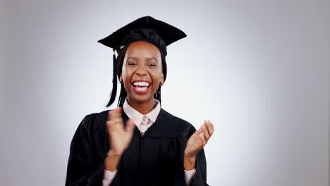 graduado, cara y mujer en el estudio para los aplausos