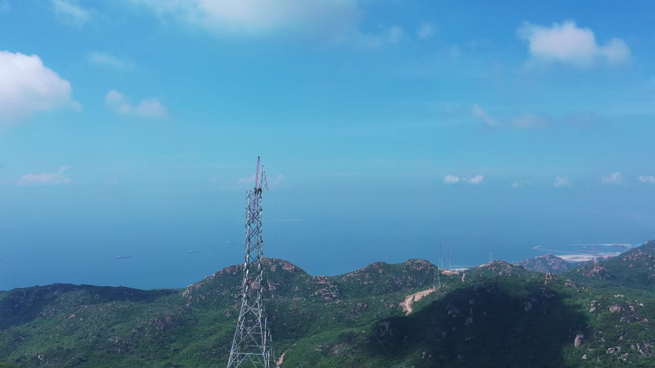 imágenes aéreas de drones de torres de transmisión de energía de alto voltaje con pilares de línea en áreas montañosas para distribuir electricidad - paisaje natural y concepto industrial para el desarrollo sostenible