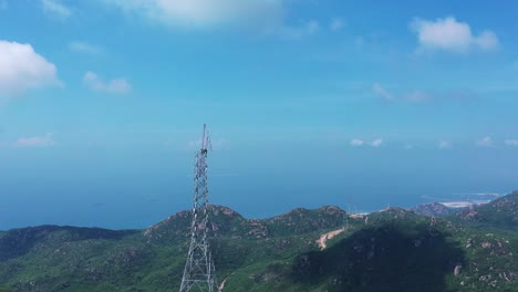 산악 지역에서 전기를 배포하기 위해 라인 파일론을 가진 고전압 전력 전송 타워의 드론 영상 - 지속 가능한 발전을 위한 자연 풍경 및 산업 개념