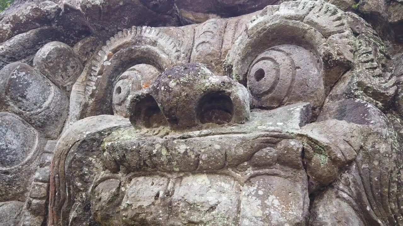 Cận cảnh Tượng khắc mặt quỷ bằng đá cổ xưa tại Động Voi Goa Gajah Bali.