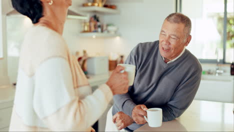 Pareja-De-Ancianos,-Hablar-En-La-Cocina-Con-Café