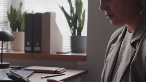 mujer que trabaja desde casa