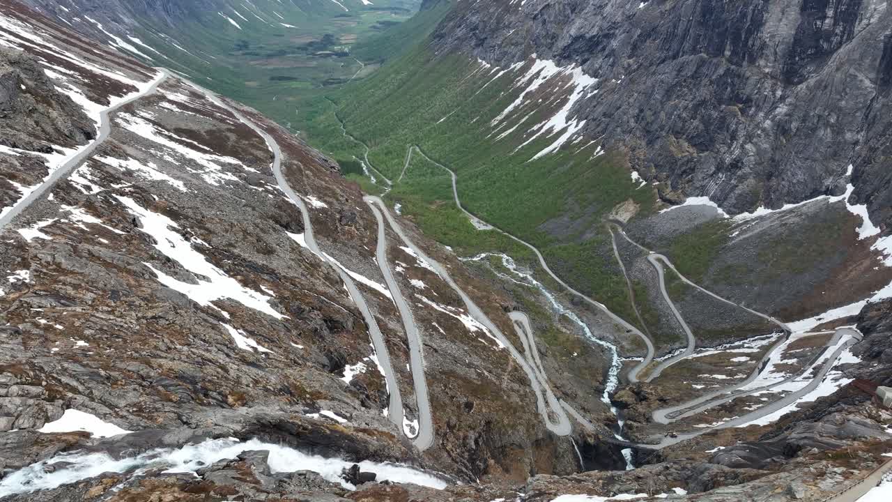 trollstigen vista panorámica completa desde arriba con carretera sinuosa y istedalen vista detrás del río y el punto de vista de la plataforma
