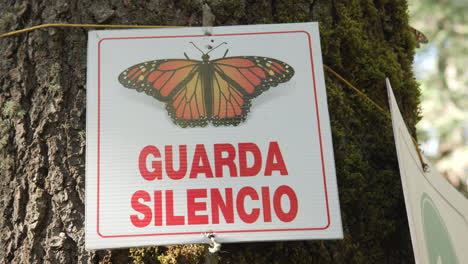 Be-Quiet,-Guarda-Silencio-sign-in-Spanish,-the-Monarch-Butterfly-Biosphere-Reserve-in-Mexico