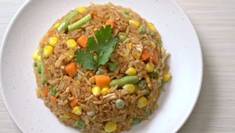 arroz frito con guisantes, zanahoria y maíz - estilo de comida vegetariana y saludable