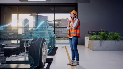 vista lateral completa del cuerpo de una ingeniera asiática con casco de seguridad sonriendo a la cámara y diciendo wow mientras está de pie con el concepto de vehículo eléctrico