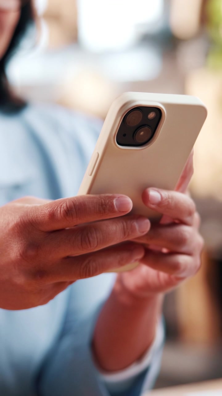 Primo piano di una persona che usa uno smartphone