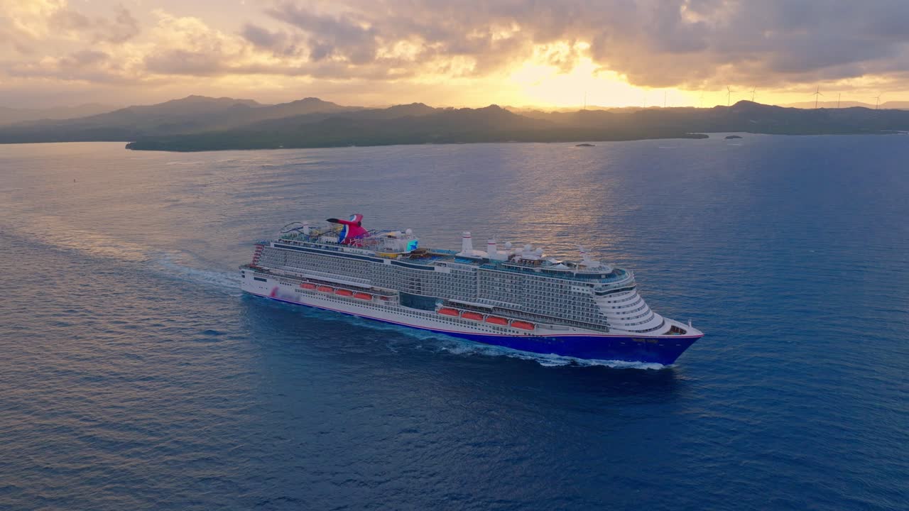 백그라운드에서 일몰과 함께 유람선