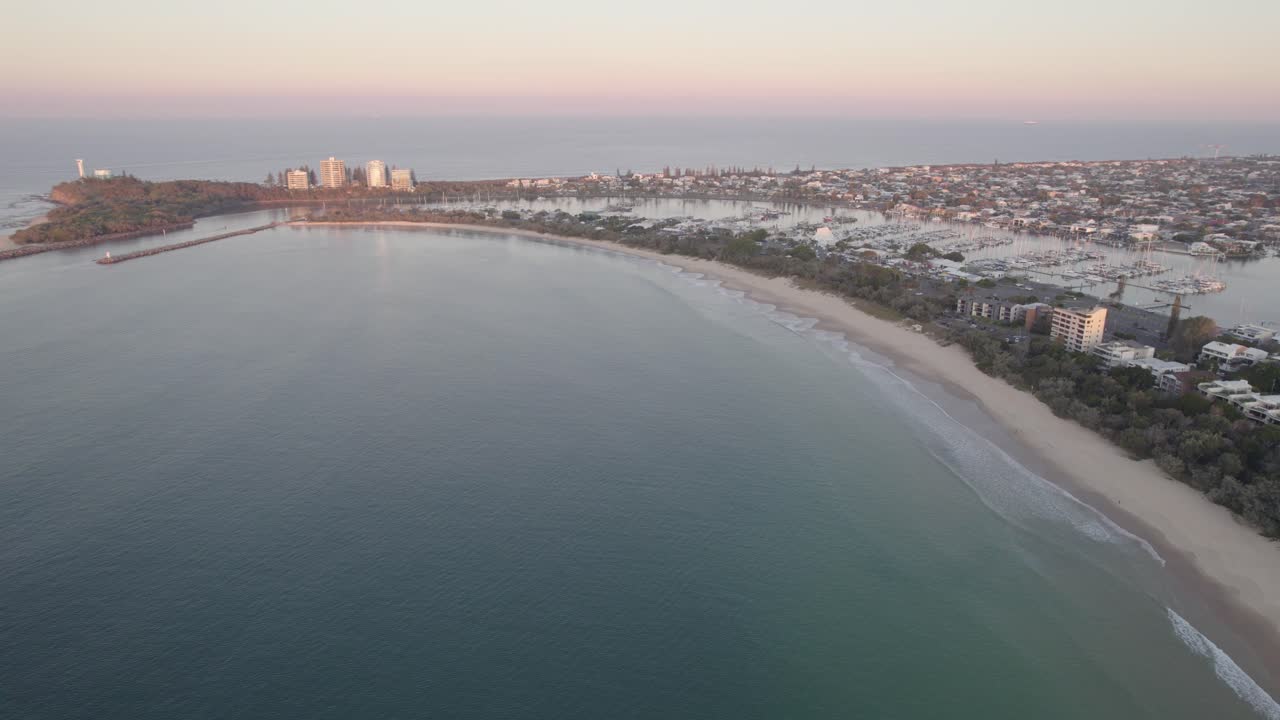 puesta de sol sobre la marina en el río mooloolah con la reserva de la costa de mooloolaba en primer plano