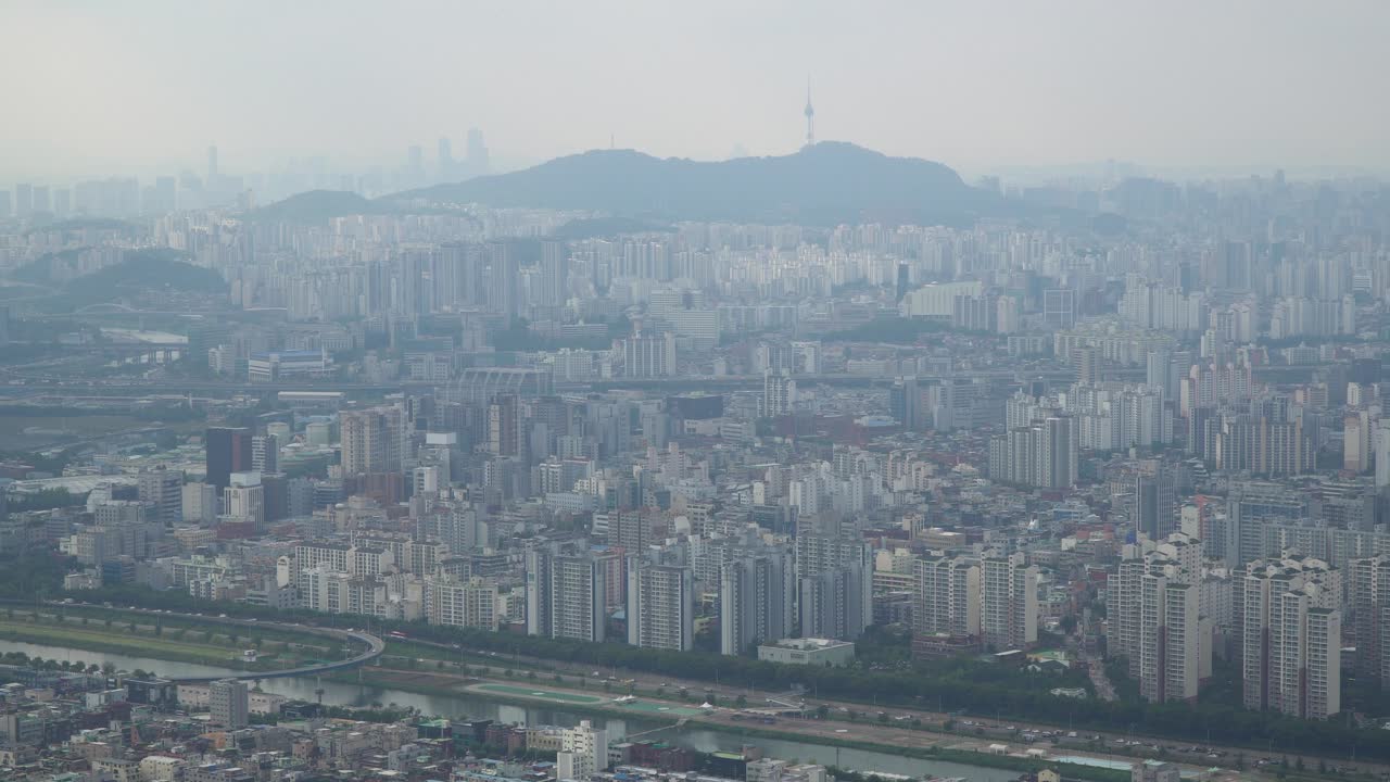 멀리 n서울타워가 있는 아차산 정상에서 안개 속의 서울 스카이라인 개요