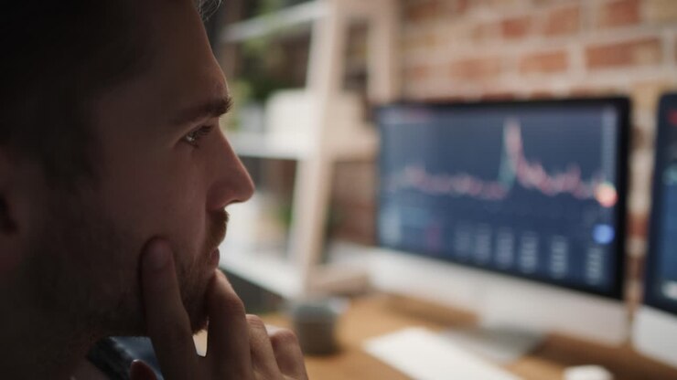 株式市場のデータを分析する大人の男性