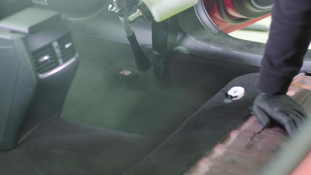 limpieza profesional de automóviles. lavado de sars. detalles interiores. limpieza en seco y detalles del interior de un automóvil. limpeza profunda de la carrocería y los asientos del automóvil. limpia de espuma en el lavado de automóviles; limpieza del panel del automóvil del polvo. un aspirador