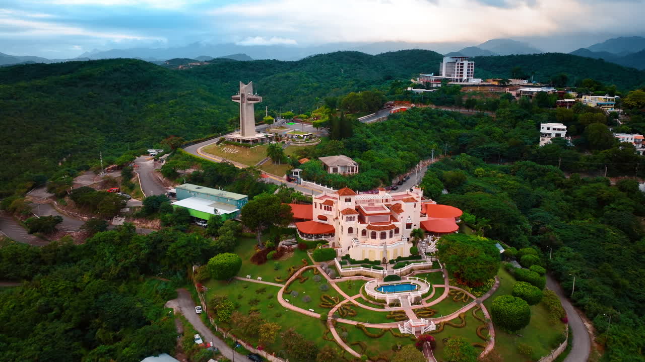 Khung cảnh hùng vĩ của Lâu đài Serrallés ở Ponce, Puerto Rico được bao quanh bởi cây xanh tươi tốt. Cây Thánh giá Người canh gác ở phía sau. Quang cảnh từ trên không.
