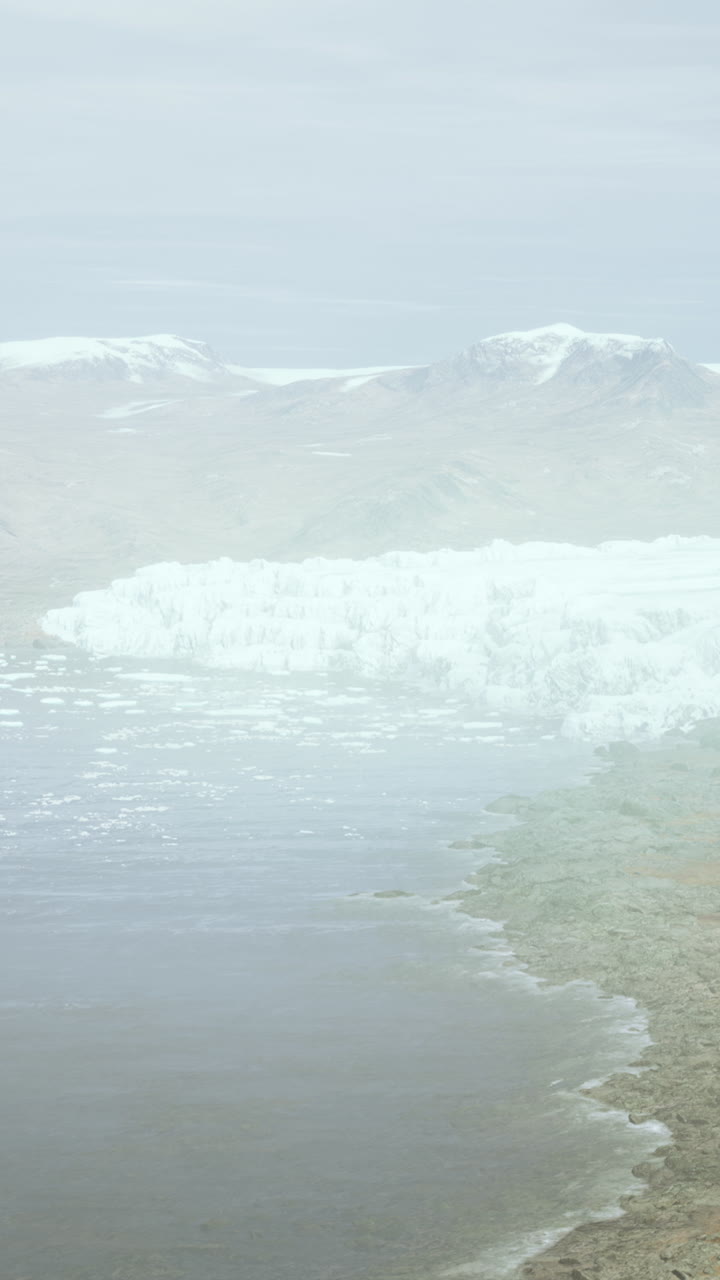 그린란드 해 의 눈  ⁇ 인 산 들 과 떠다니는 빙산 들
