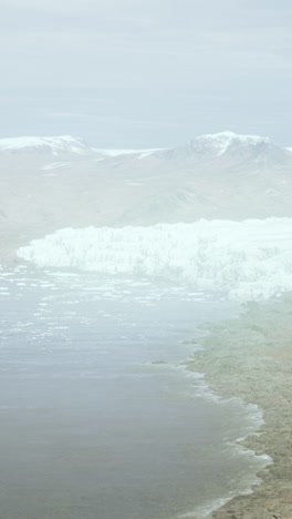 montañas nevadas y icebergs a la deriva en el mar de groenlandia