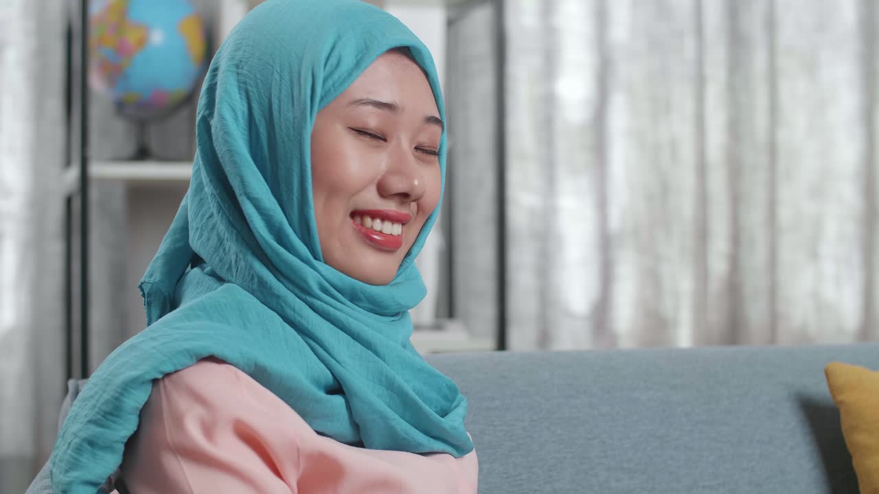 히자브 를 입은 미소 짓는 여자