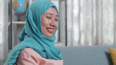히자브 를 입은 미소 짓는 여자