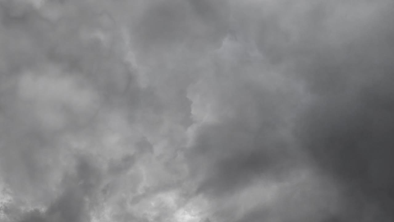 두꺼운 회색 구름 안의 번개의 배경