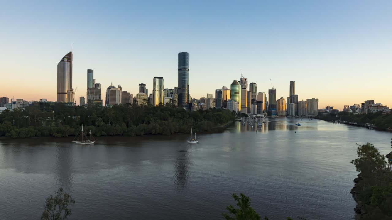 일출 시 브리즈번 시와 강의 골든 아워 시간 경과