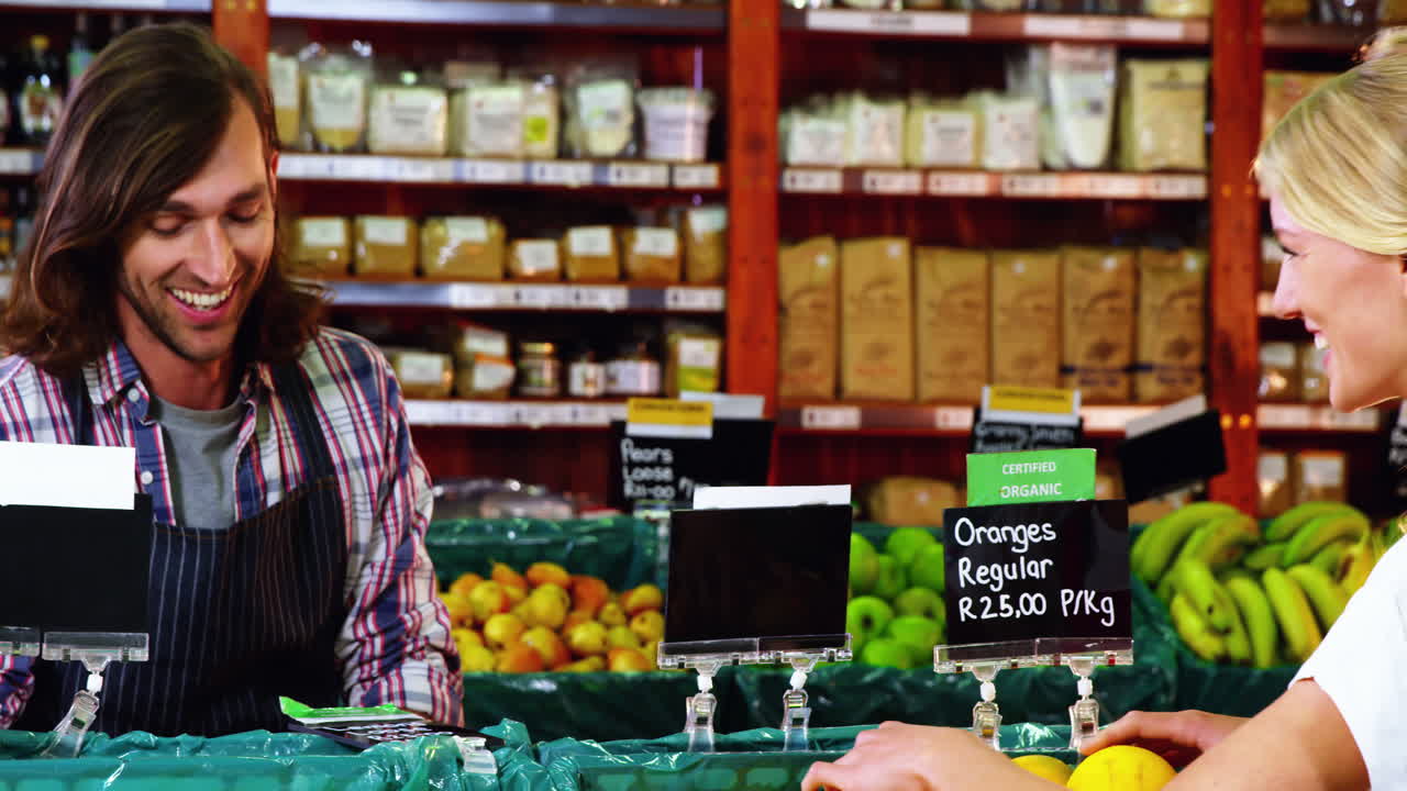 personal comprobando las frutas en la sección orgánica
