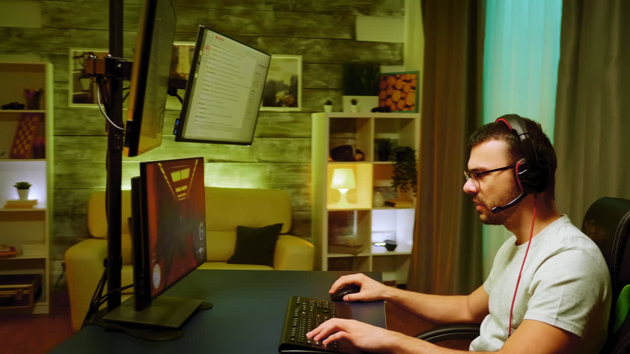 giocatore professionista caucasico che indossa cuffie con microfono