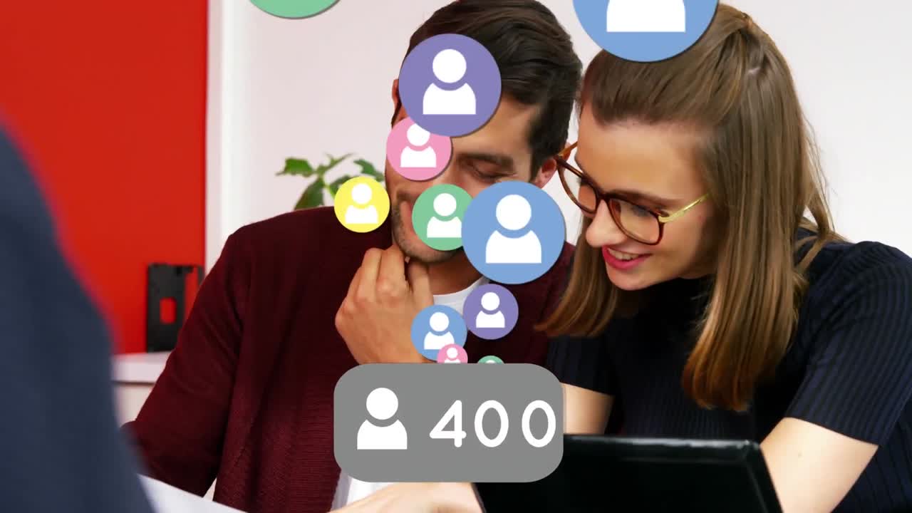 animación de iconos de perfil con un número creciente contra hombres y mujeres diversos discutiendo en la oficina.