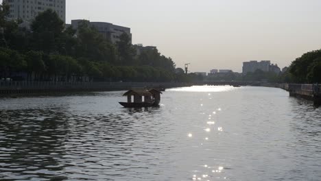 the nhieu loc thi nghe canal - medium shot 2