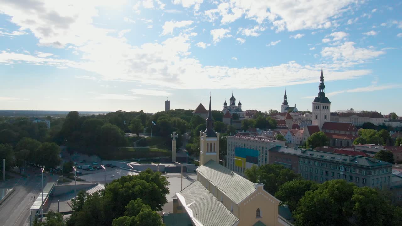imágenes en movimiento de un drone de una iglesia en europa tallinn estonia bálticos en 4k, las imágenes muestran edificios medievales, el centro de la ciudad y la plaza de la libertad llamada libertuse väljak con cielo azul y nubes, verano