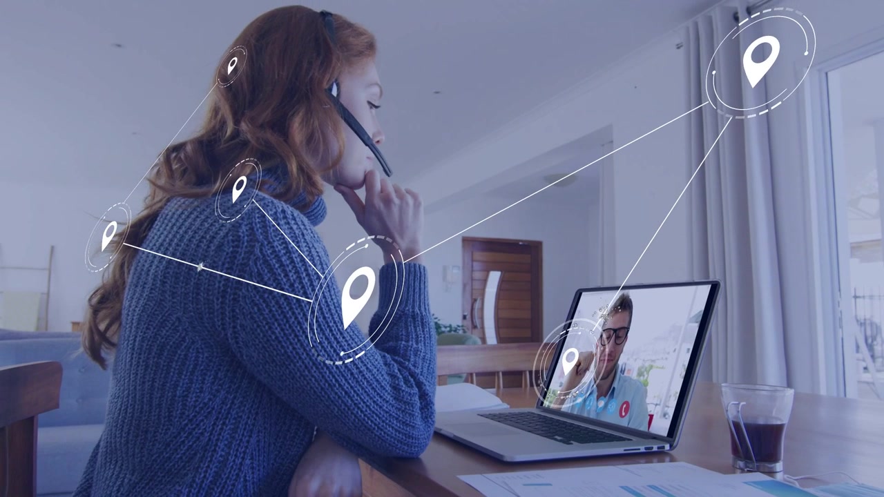 Kvinde holder ørestykke, udløser geo-nåle, forbinder bærbar computer, skifter headset og kortlægger teknologinetværk.