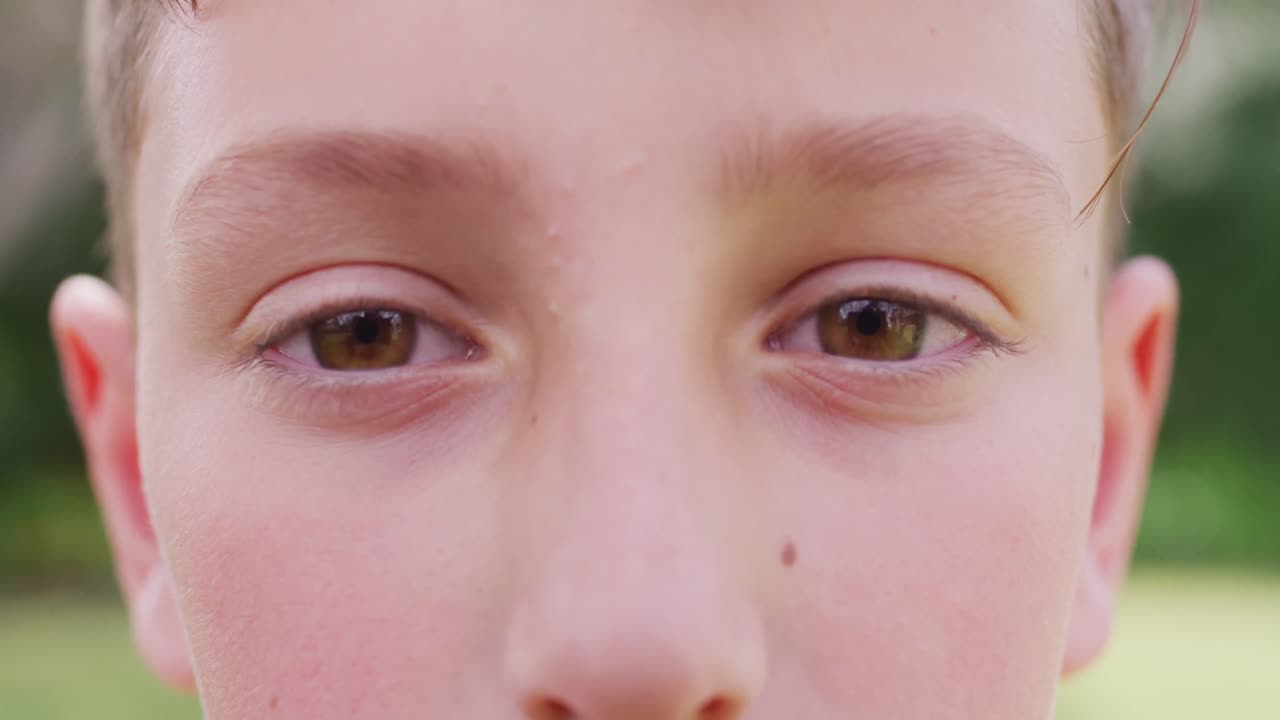 행복 한 백인 소년 의 초상화 는 카메라 를 보고 미소 짓고 있다