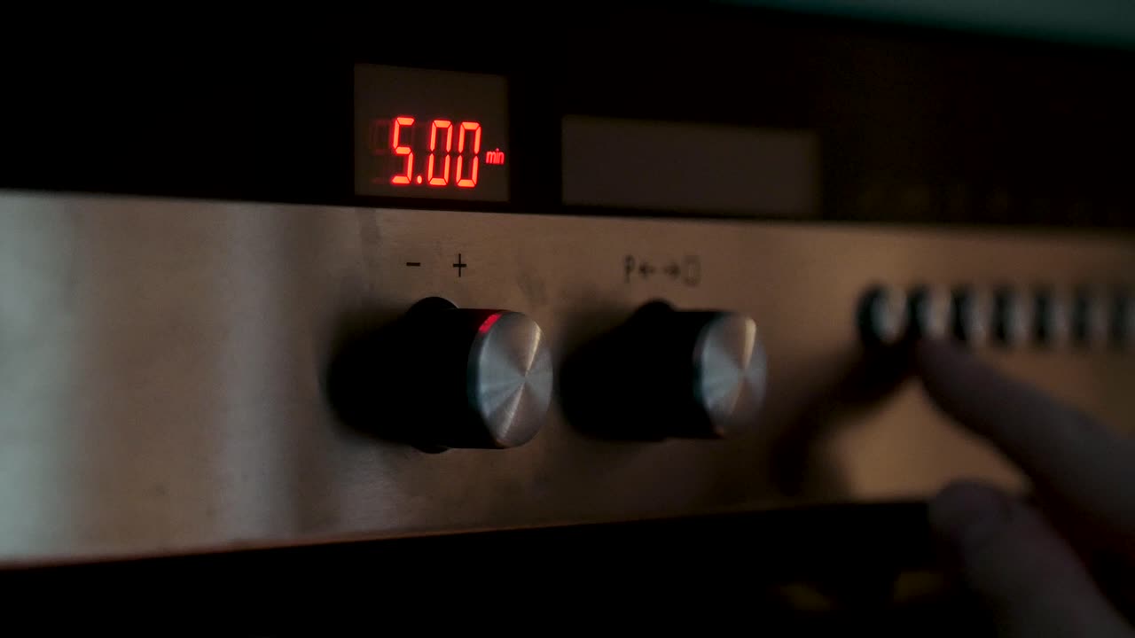 디지털 오븐에서 설정을 변경하는 남자