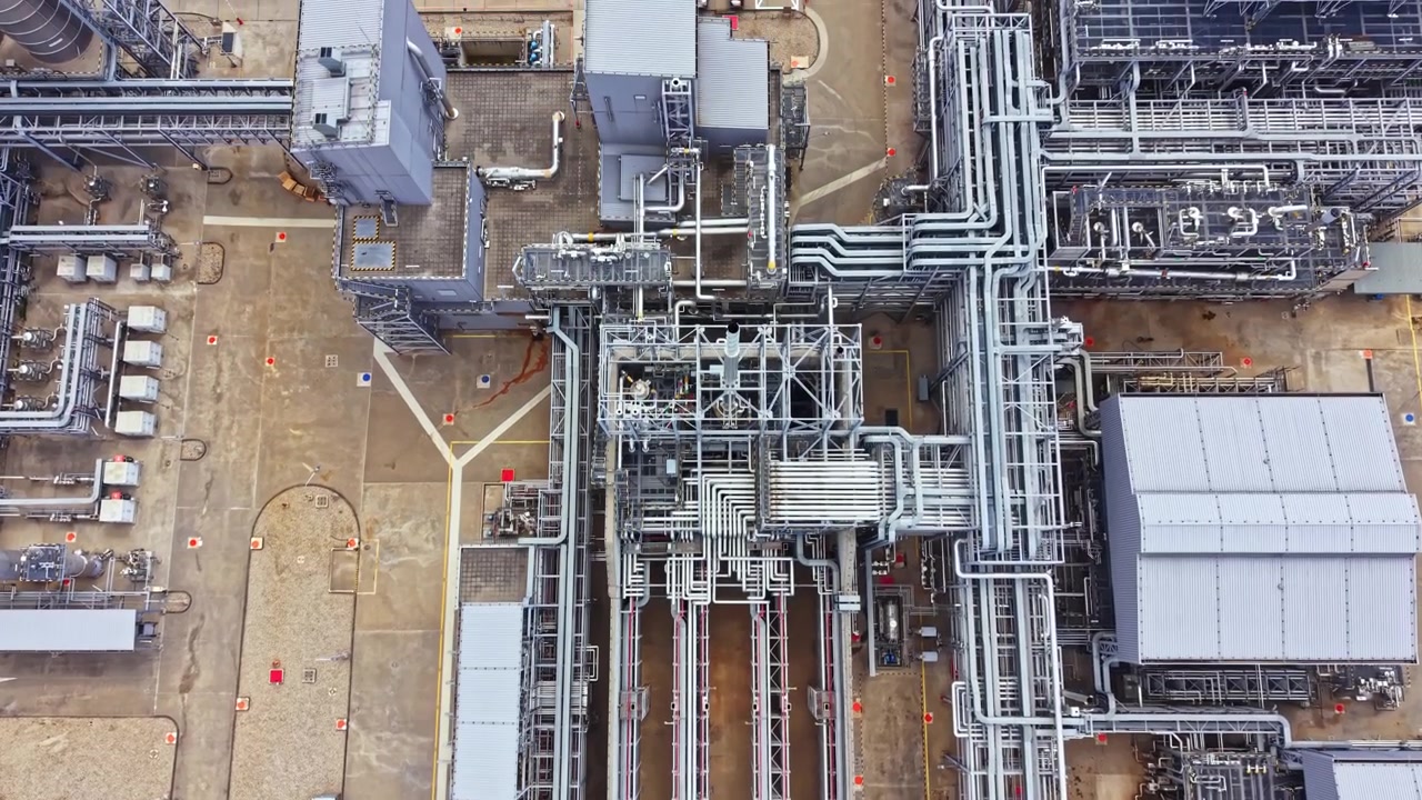 Sito industriale con tubi e attrezzature in una struttura durante le ore diurne per processi di produzione