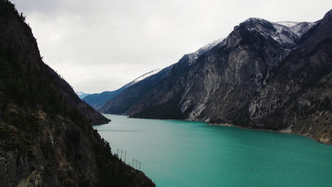 Ripresa aerea panoramica del Lago Seton vicino a Lillooet, nella Columbia Britannica, Canada.