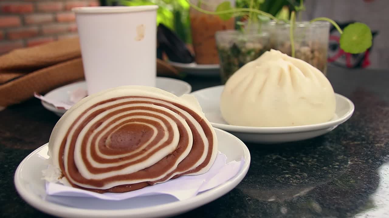 초콜릿 nom pao 또는 bao, 휴식 여름 오후에 카페에서 제공되는 전통적인 크메르 또는  ⁇ 보디아 디저트