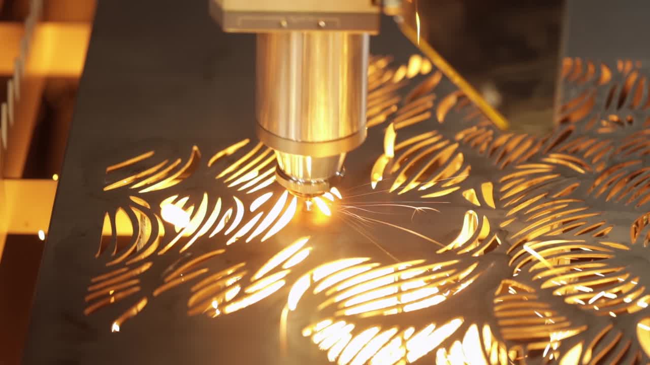 Taglio laser CNC di metallo, moderna tecnologia industriale.