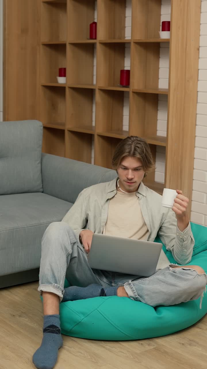 Joven trabajando desde casa en la computadora portátil