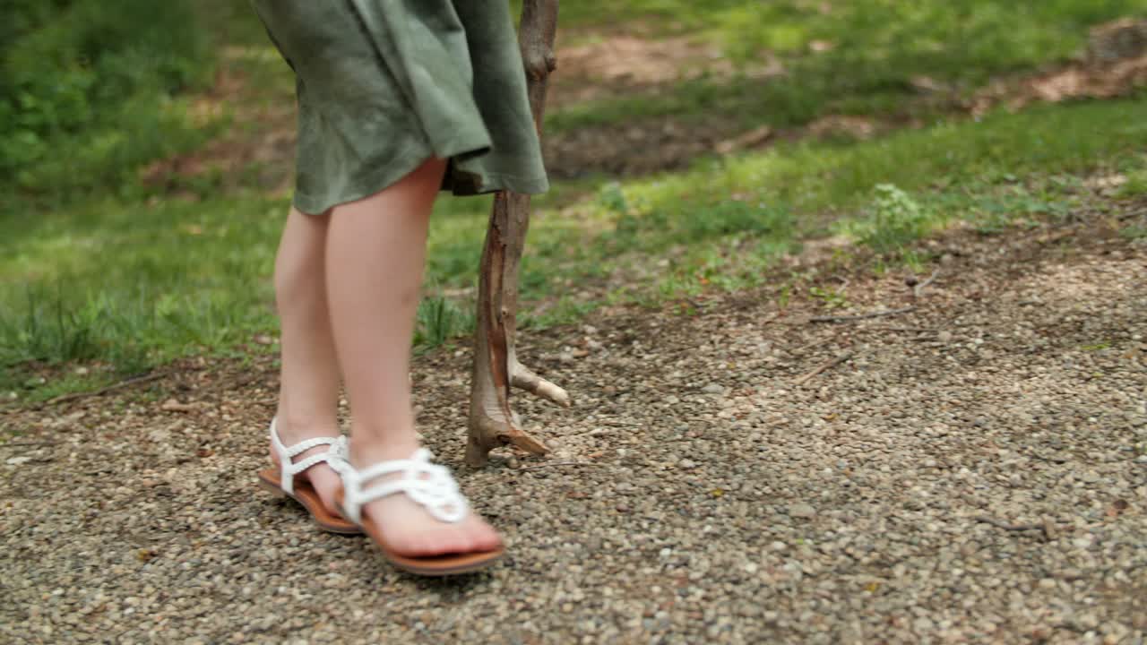 녹색 드레스를 입은 여성, 자연 지팡이를 지팡이로 사용하여 하이킹