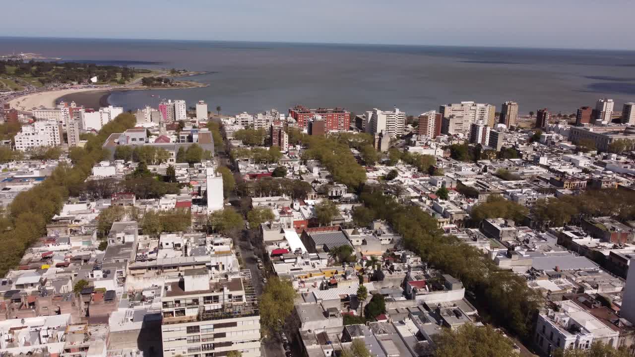 una toma aérea panorámica de la ciudad de montevideo, la capital de uruguay