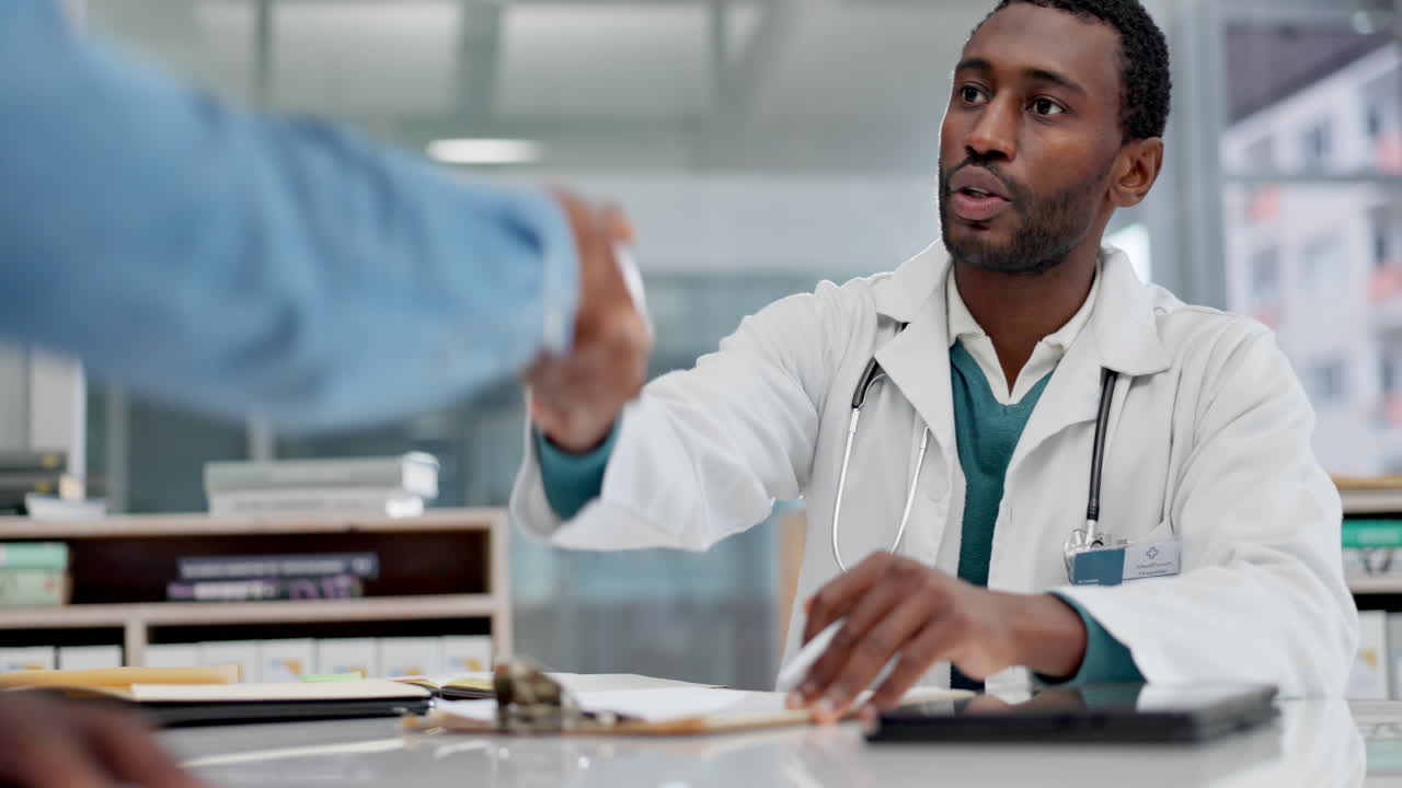Consultazione, medico e paziente con stretta di mano