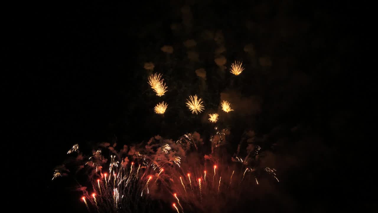 느린 움직임의 색과 노란색의 불꽃놀이 쇼