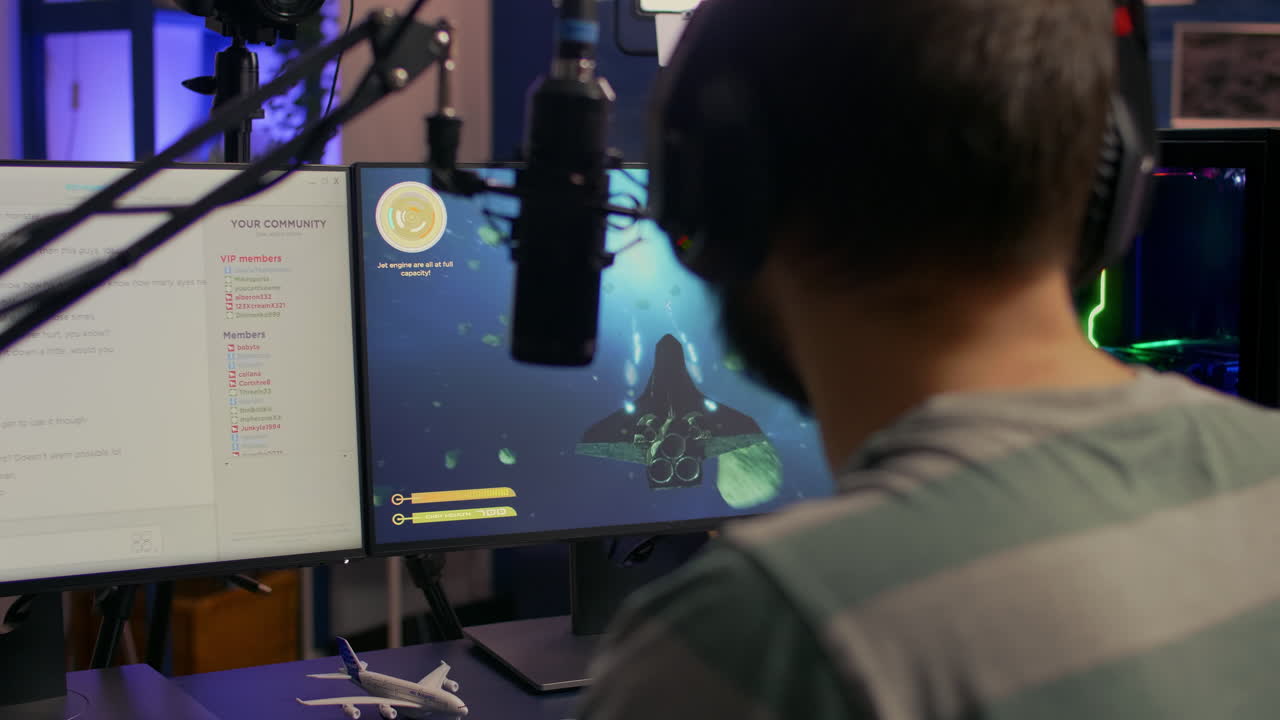 강력한 컴퓨터에서 플레이하는 스트리머 남자의 백