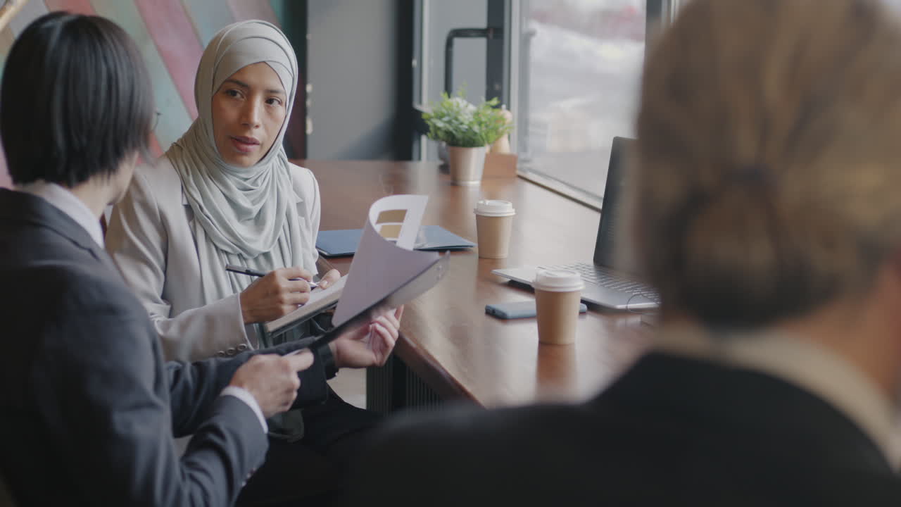 커피에서 비즈니스 회의