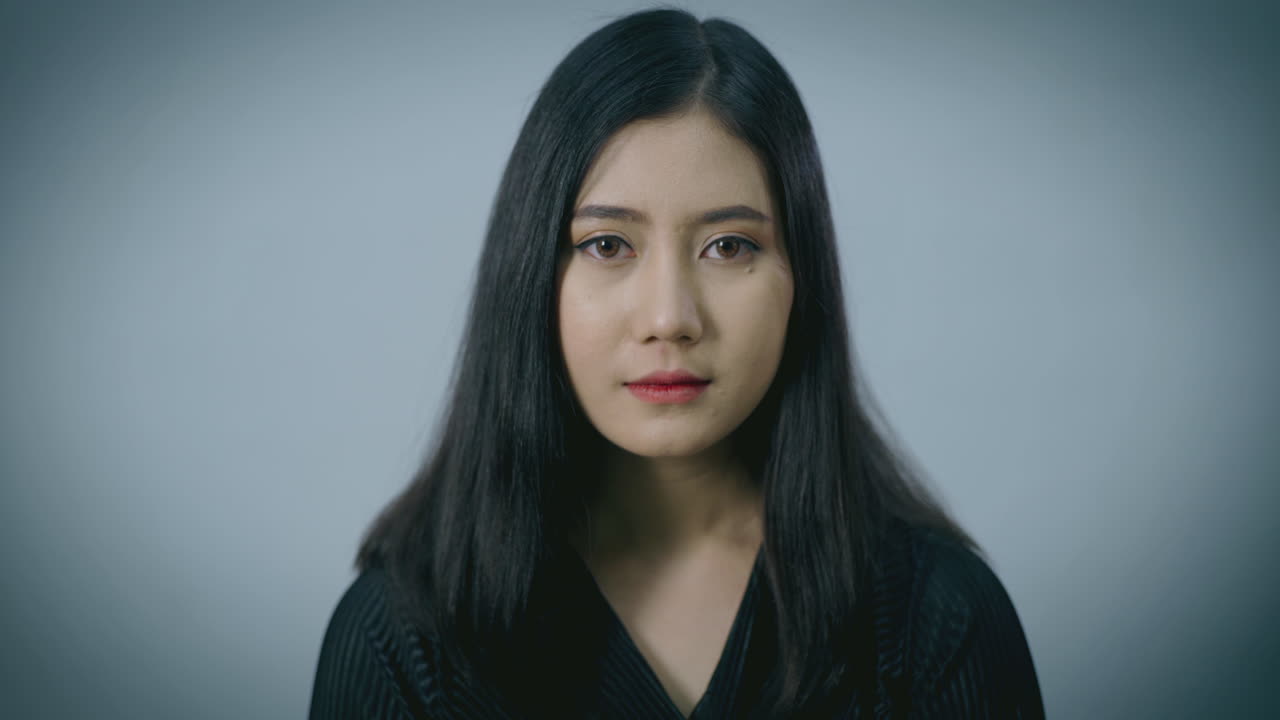 카메라를 바라보는 아름다운 아시아 여성의 얼굴에 가까운 초상화, 생체 망막 인식 알고리즘 기술 스캐닝 개념