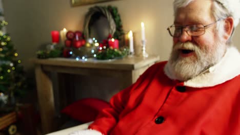 santa claus usando su computadora portátil
