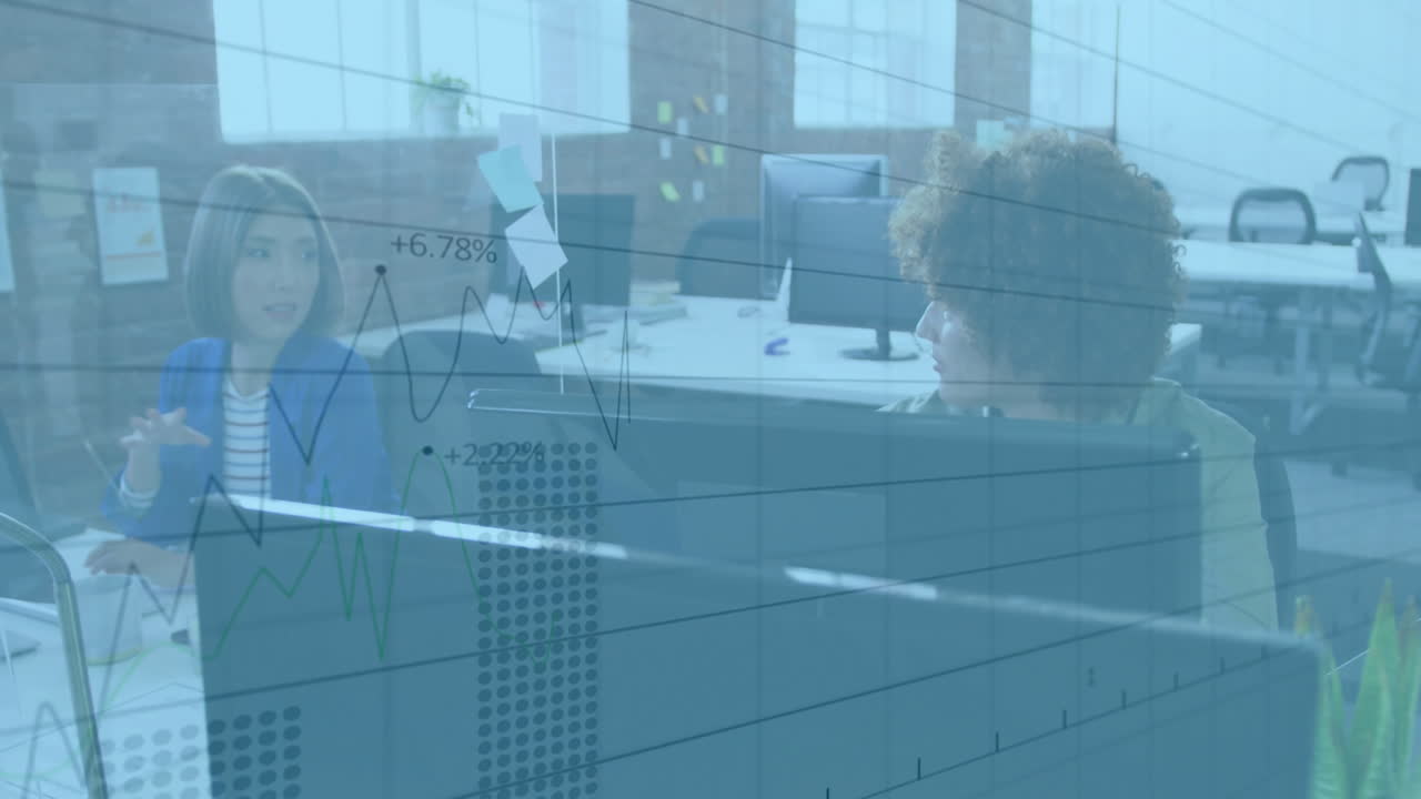 사무실에서 다양한 사업가들에 대한 금융 데이터 처리의 활성화