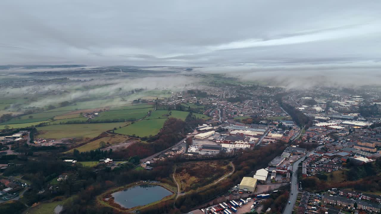 niebla de invierno baja sobre una ciudad de yorkshire en el reino unido