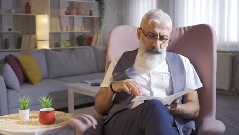 un hombre maduro está leyendo un libro.