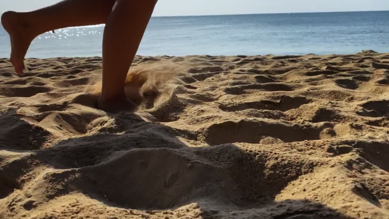 해변을 걷는 사람