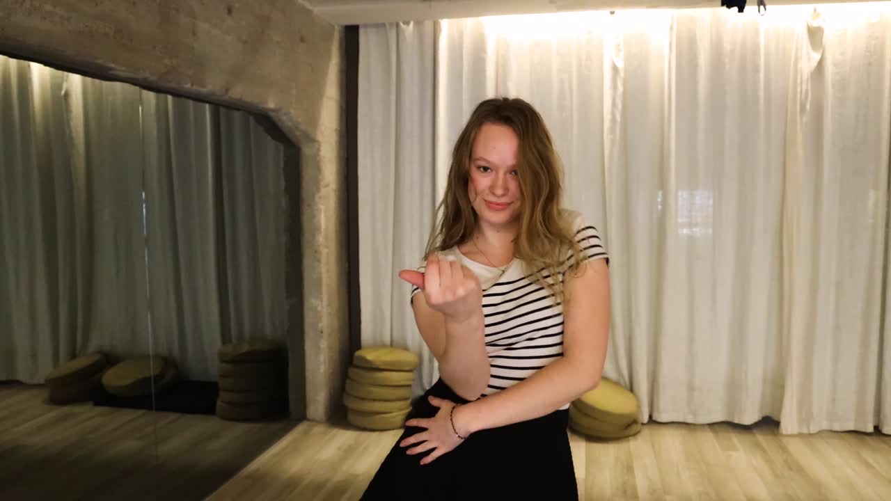 cámara lenta bailarina adolescente talentosa bailando