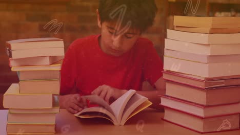 animación de cartas sobre el libro de lectura de un niño biracial